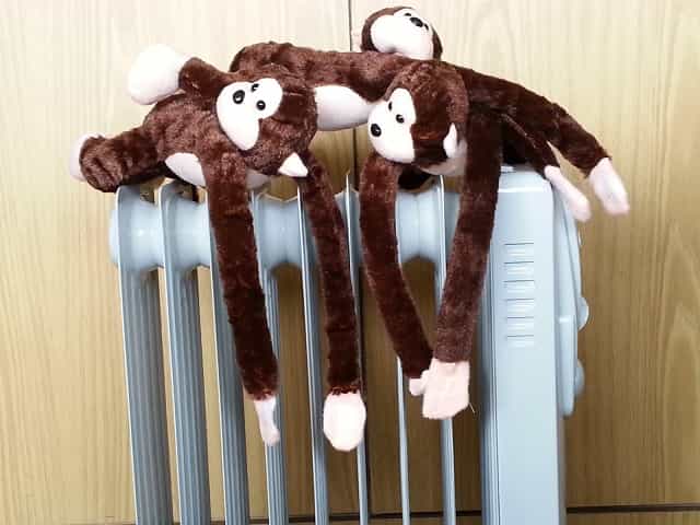 קופים מחבקים תנור חימום