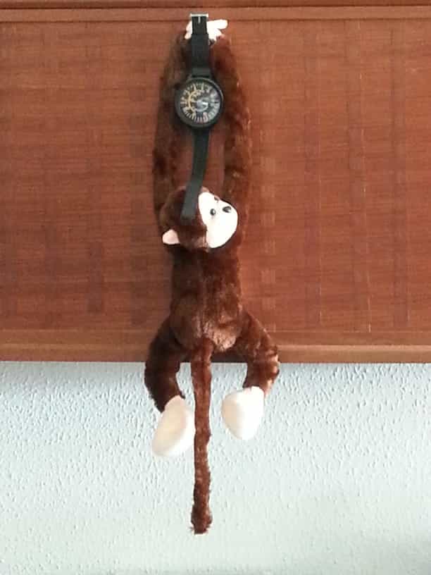 בובת קוף נתלה על שעון יד